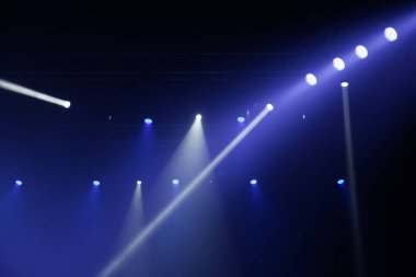 Sahne ışıkları üzerinde konser.