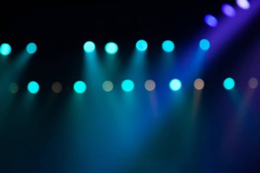 Sahne ışıkları üzerinde konser.