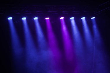 Sahne ışıkları üzerinde konser.