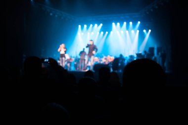 Seyirci sanatçılarla sahne izliyor.