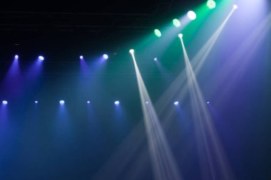 Sahne ışıkları üzerinde konser.