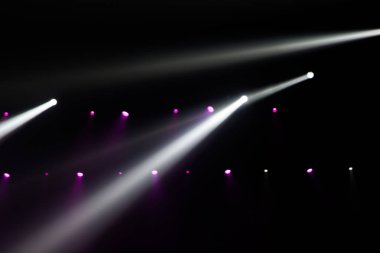 Sahne ışıkları üzerinde konser.