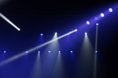Sahne ışıkları üzerinde konser.