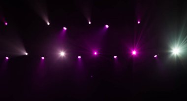 Sahne ışıkları üzerinde konser.