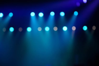 Sahne ışıkları üzerinde konser.