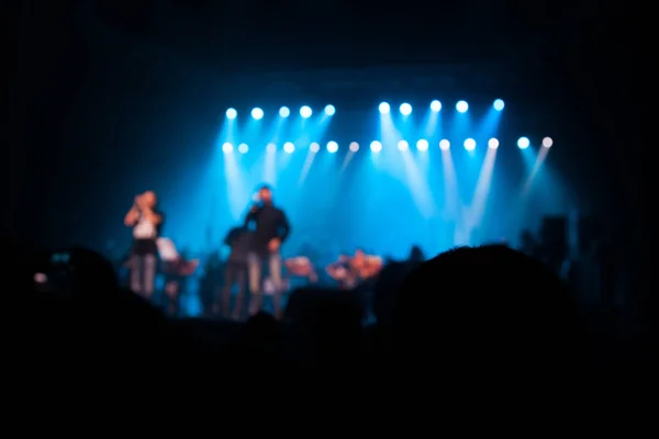 Audiência assistindo a cena com artistas . — Fotografia de Stock