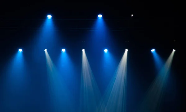 Sahne ışıkları üzerinde konser.