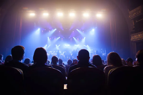 sahnenin arka planda bir konserde seyirciler.