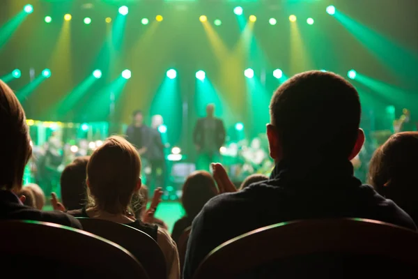 Publiczność brawami na koncert artystów. — Zdjęcie stockowe