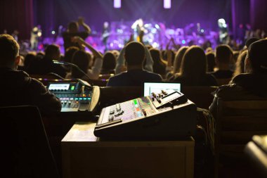 ses programcısı karıştırma konsolu üzerinde çalışma.