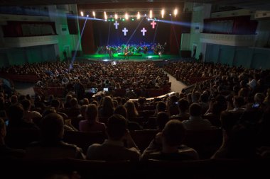 Seyirci sanatçılarla sahne izliyor.
