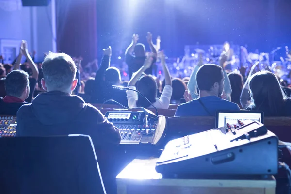 Soundman werken op de mengtafel. — Stockfoto