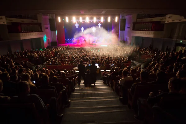 Publiczność oglądać sceny z artystami. — Zdjęcie stockowe