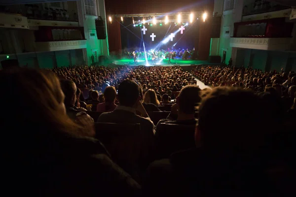 Publiczność oglądać sceny z artystami. — Zdjęcie stockowe