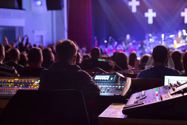 Soundman werken op de mengtafel. — Stockfoto