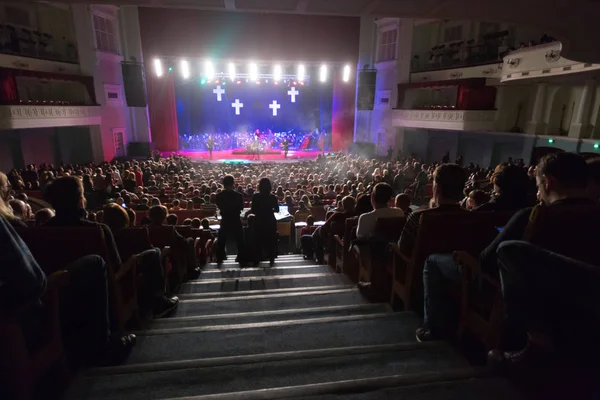 Publiczność oglądać sceny z artystami. — Zdjęcie stockowe