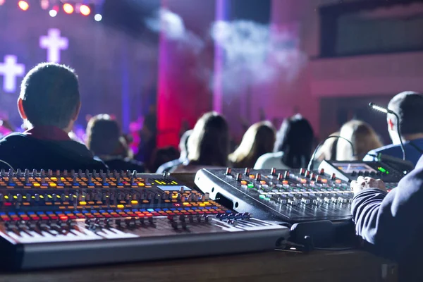 Soundman trabajando en la consola de mezcla . —  Fotos de Stock