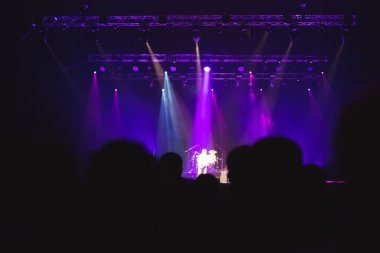 Seyirci sanatçılarla sahne izliyor.