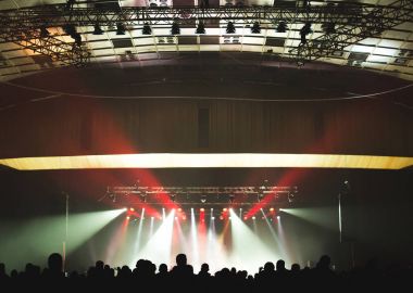 Büyük konser salonu seyirci.