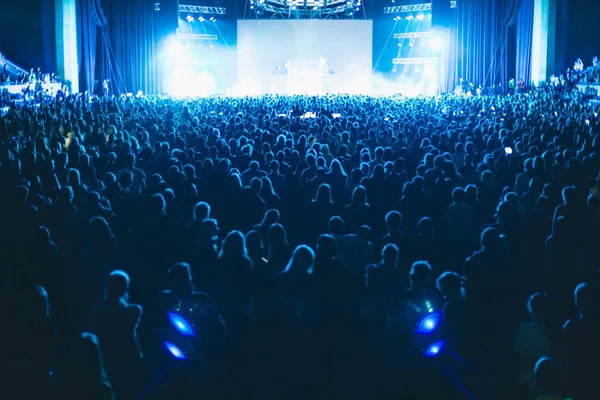 Büyük konser salonu seyirci. — Stok fotoğraf