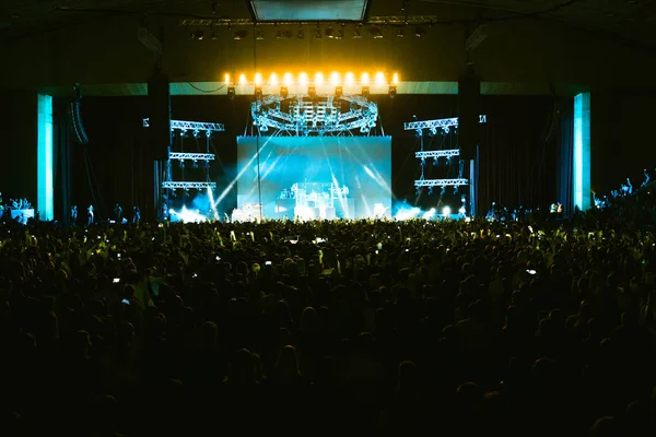 Büyük konser salonu seyirci.