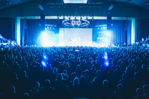 Büyük konser salonu seyirci.