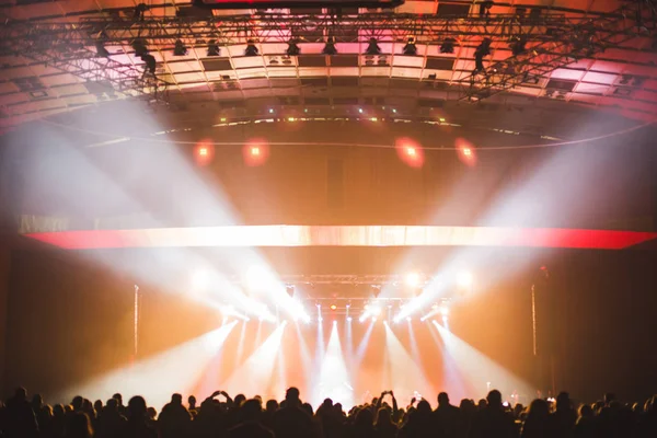 Espectadores en la gran sala de conciertos . — Foto de Stock