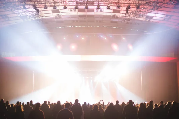 Zuschauer im großen Konzertsaal. — Stockfoto