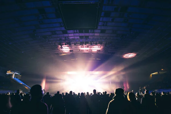 Espectadores en la gran sala de conciertos . — Foto de Stock