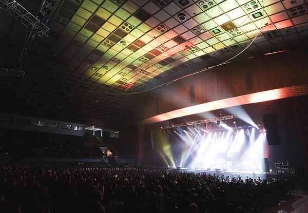 Zuschauer im großen Konzertsaal. — Stockfoto