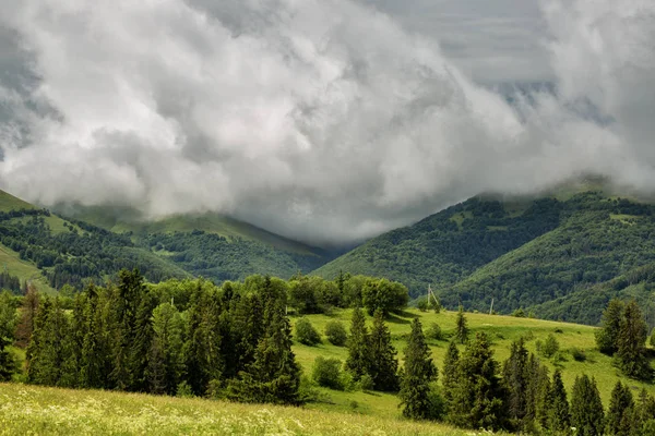 Nubes de tormenta sobre las montañas. — Foto de Stock