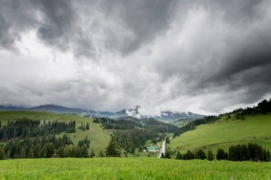 Dağların üzerinde fırtına bulutları.