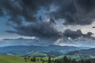 Dağların üzerinde fırtına bulutları.