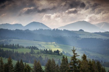 Dağlar ve fırtına bulutları sabah