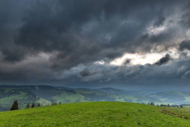 Dağların üzerinde fırtına bulutları.
