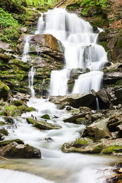 Malý vodopád horské řeky — Stock fotografie