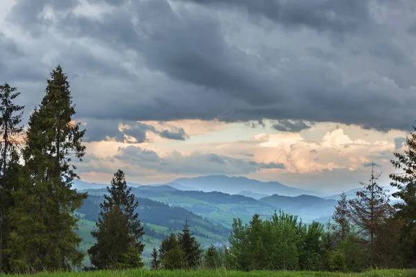 Nubes de tormenta sobre las montañas y el bosque — Foto de Stock