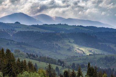 Dağlar ve fırtına bulutları sabah