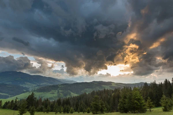 Dağların üzerinde fırtına bulutları.