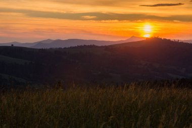 Gün batımını arka plan üzerinde dağ silsilesi
