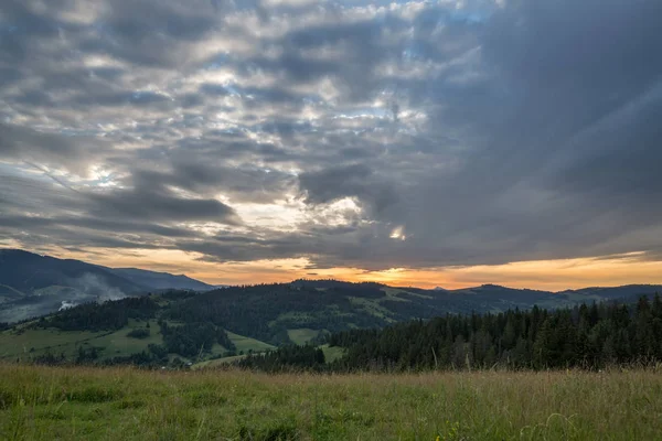 Gün batımını arka plan üzerinde dağ silsilesi