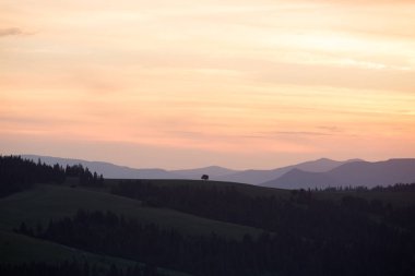 Dağ silsilesi günbatımı gökyüzü bulutlu arka plan üzerinde