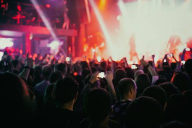 Seyirci seyirciler bir konserde eğlenmek.