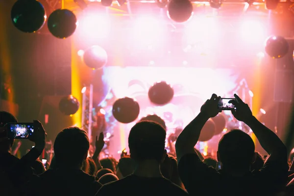 Zuschauer drehen bei Konzert Video mit Smartphone. — Stockfoto