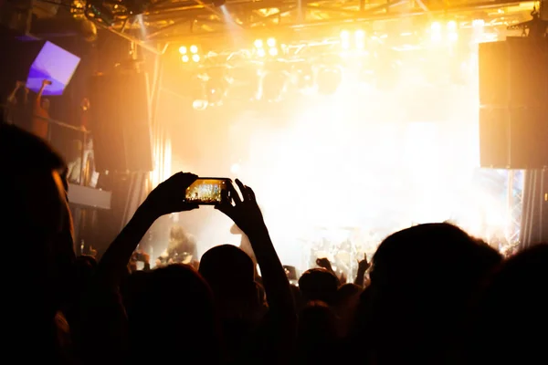 Los espectadores graban vídeo en un smartphone en un concierto . —  Fotos de Stock