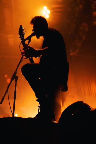 Silhouette of a musician on the stage of a night club. — 图库照片