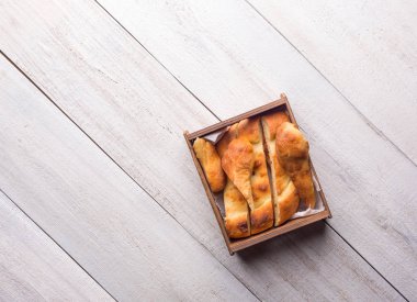 Geleneksel Gürcü Shoti ekmeği beyaz ahşap arka planda.