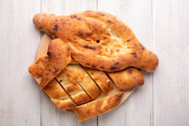 Geleneksel Gürcü Shoti ekmeği beyaz ahşap arka planda.