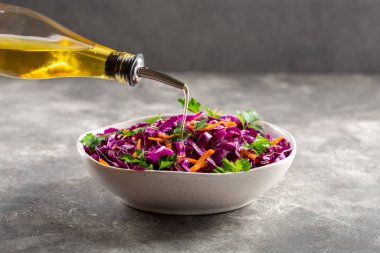 Havuçlu kırmızı lahana salatası..