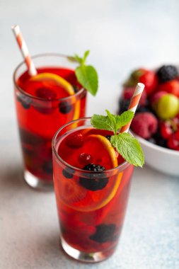 Limonlu ve nane aromalı taze yaz meyveli içecek..